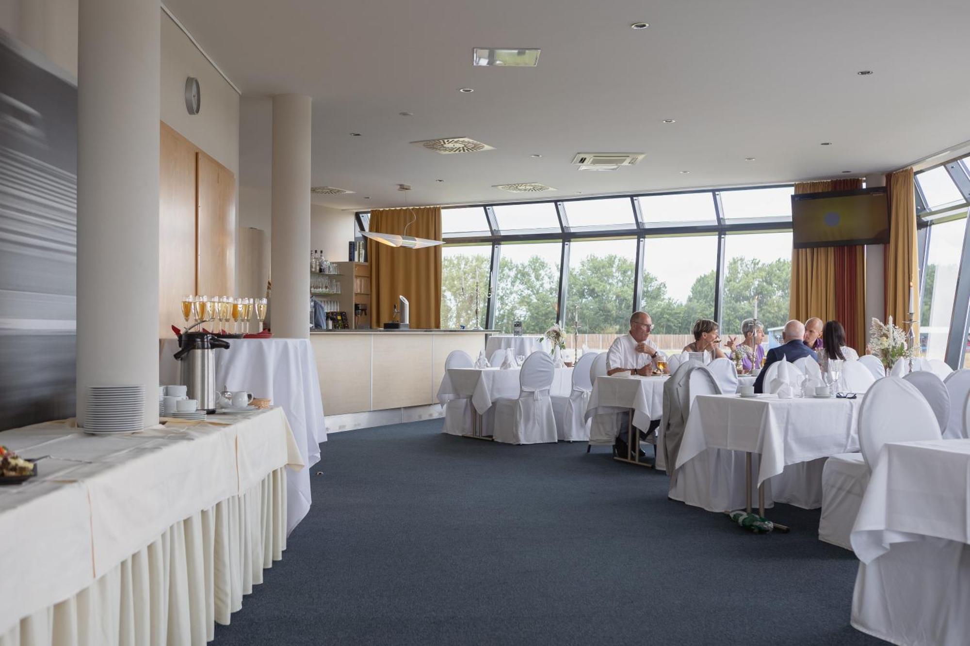 Hotel Motorsport Arena Oschersleben Bagian luar foto